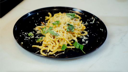 Talharim Alho e Óleo com Manteiga e Queijo Parmesão